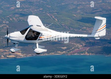 Pipistrel Virus SW, Reg. F-JLEF, Nahaufnahme des Piloten im Luft-Luft-Flug während der Athens Flying Week 2025. Das ultraleichte Tiefflügelflugzeug wird von einem einzigen Rotax 912 angetrieben, einem horizontal gegenüberliegenden Vierzylindermotor mit Verbundflugzeug, Luftblase-Haube, festem Dreiradfahrwerk, Tragflächen, Querrudern, Aufzügen, Rudern, Rudern, und Steuerflächen. Das Bild erfasst Aerodynamik, Formationsflug, Pilotensichtbarkeit, Manövrierfähigkeit und Leistung des ultraleichten Flugzeugs im Flugzeugbetrieb. Stockfoto