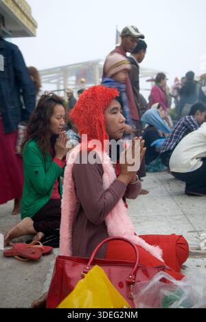 Tazaungdaing Festival, Myanmars Lichterfest, ein buddhistischer Pilger beim jährlichen Golden Rock Festival. Pilger beten bei Sonnenaufgang nach einer allnächtlichen Vollmondzeremonie im November. Kyaiktiyo, Mons State, Myanmar 9. November 2011 2010, HOMER SYKES Stockfoto