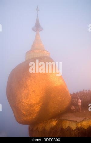 Das Tazaungdaing Festival, Myanmars Lichterfest, eine buddhistische Feier zum Ende der Regenzeit, wo der heilige Goldene Felsen (Kyaiktiyo-Pagode oben) zu einem wichtigen Wallfahrtsort wird. Nur männliche Pilger dürfen während der allnächtlichen Vollmondzeremonie im November Quadrate mit Blattgold auf den Granitfelsen auftragen. Kyaiktiyo, Mons State, Myanmar 9. November 2011 2010, HOMER SYKES Stockfoto