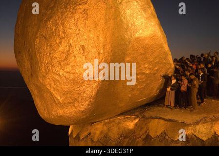 Golden Rock Tazaungdaing Festival, Myanmars Lichterfest, eine buddhistische Feier, die das Ende der Regenzeit markiert, wo der heilige Golden Rock zu einem wichtigen Wallfahrtsort wird. Nur männliche Pilger dürfen während der allnächtlichen Vollmondzeremonie im November Quadrate mit Blattgold auf den Granitfelsen auftragen. Kyaiktiyo, Mons State, Myanmar 9. November 2011 2010, HOMER SYKES Stockfoto