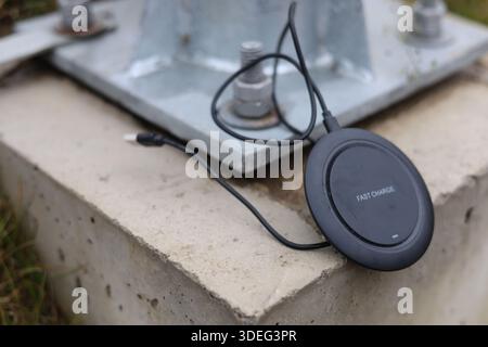Kabelloses Telefonladegerät mit usb-Kabelstecker Stockfoto