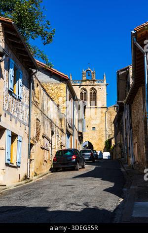 Glockenturm der Kirche Saint-Pierre-aux-liens in Aurignac am Ende der mittelalterlichen Straße Stockfoto