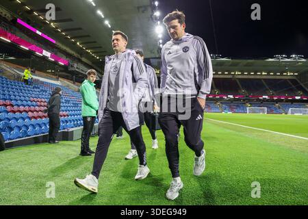 Burnley, Großbritannien. Januar 2026. Manchester United Torhüter Thomas Heaton (22) und Manchester United Verteidiger Harry Maguire (5) treffen am 7. Januar 2026 während des Spiels Burnley gegen Manchester United in Turf Moor, Burnley, England ein. Credit: Phil Duncan/Every Second Media Credit: Every Second Media/Alamy Live News Stockfoto