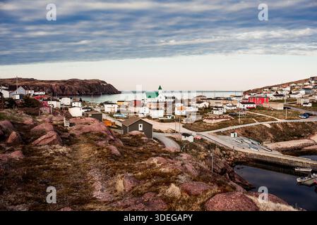 Blick auf die Küstengemeinde Bay de Verde in Neufundland und Labrador, Kanada, mit Hügelhäusern, einer Kirche und dem Hafen Stockfoto
