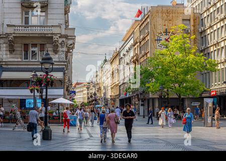 Belgrad, Serbien, 13.06.22. Knez Mihailova Straße, Hauptfußgängerzone und Einkaufszone in Belgrad mit klassischen Gebäuden und Maisons aus dem 19. Jahrhundert. Stockfoto