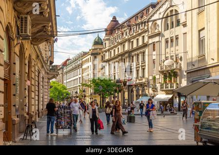 Belgrad, Serbien, 13.06.22. Knez Mihailova Straße, Hauptfußgängerzone und Einkaufszone in Belgrad mit klassischen Gebäuden und Geschäften aus dem 19. Jahrhundert. Stockfoto