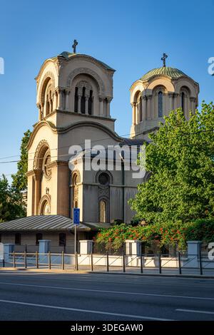 Die Kirche St. Alexander Newski, serbisch-orthodoxe Kirche in Belgrad, Serbien, Blick auf die Außenfassade mit Rosetten, dekorativen Schnitzereien. Stockfoto