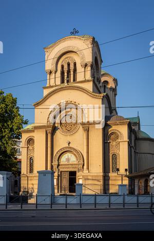 Belgrad, Serbien, 13.06.22. Die Kirche St. Alexander Newski, serbisch-orthodoxe Kirche in Belgrad, Serbien, Blick auf die Außenfassade mit Rosetten, Dekor Stockfoto