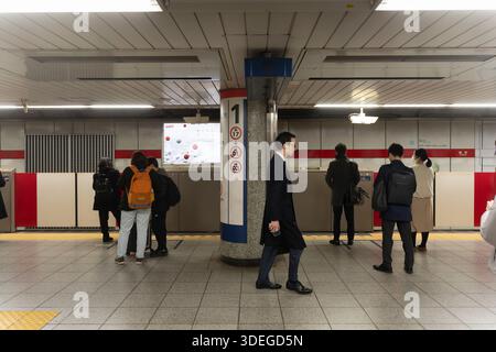 Tokio, Japan. Der Bahnhof ist ein wichtiger Knotenpunkt für JR, Toei und private Bahnstrecken. Stockfoto
