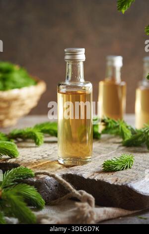 Hausgemachter Kräutersirup aus jungen, rohen Fichtenspitzen, die im Frühjahr gesammelt werden Stockfoto