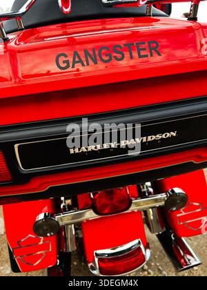 Ternopil, Ukraine – 29. November 2025: Leuchtend rotes Harley-Davidson Electra Glide Ultra Limited Motorrad mit auffälligem Gangster-Branding und poliertem Design Stockfoto