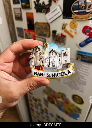 Kiew, Ukraine - 29. November 2025: Farbenfrohe Erinnerung an den Nikolaus-Basilika und die nahe gelegene Kirchenfassade in Bari, Reisegedächtnis. Stockfoto