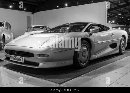 Sparkford.Somerset.Vereinigtes Königreich.12. Januar 2025.Ein Jaguar XJ 220 aus dem Jahr 1993 ist im Haynes Motor Museum in Somerset zu sehen Stockfoto