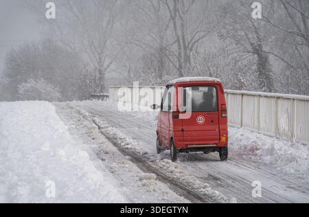 Amsterdam, Niederlande, 05.01.2026, niederländisches Canta LX-Kleinstwagen auf der Icy Road unter extremen Winterbedingungen Stockfoto