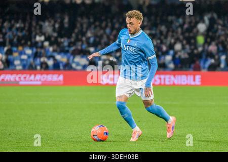 Neapel, Italien. Januar 2026. NAPLES, ITALIEN - 7. JANUAR: Noa lang von SSC Napoli während des Spiels der italienischen Serie A Enilive zwischen SSC Napoli und Hellas Verona im Stadio Diego Armando Maradona am 7. Januar 2026 in Neapel. (Foto von Ciro Santangelo/Orange Pictures) Credit: Orange Pics BV/Alamy Live News Stockfoto