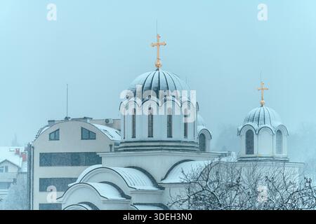 Orthodoxe Kirchenkuppeln, die im Winter mit Schnee bedeckt sind, traditionelle religiöse Architektur bei kaltem Wetter. Selektiver Fokus. Stockfoto