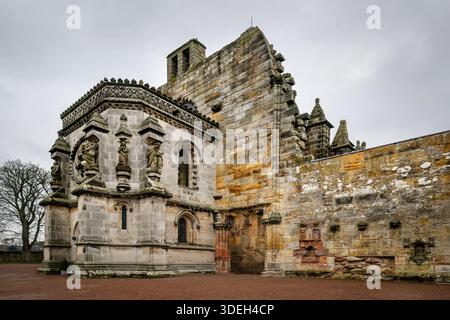 Außenbild der berühmten Rosslyn Chapel, im Dorf Roslin, Midlothian in Schottland. Stockfoto