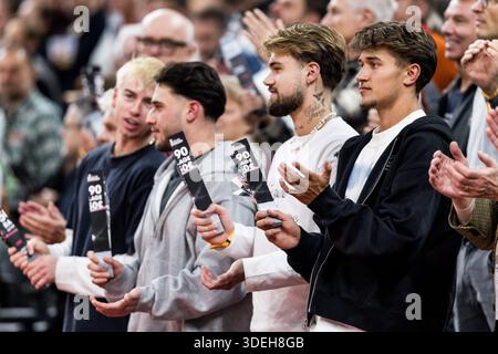 MÜNCHEN – 07. JANUAR: Tom Bischof (FC Bayern München) applaudiert beim Spiel der Turkish Airlines EuroLeague zwischen dem FC Bayern München und Kosner Baskonia Vitoria-Gasteiz in SAP Garden am 07. Januar 2026 in München. Stockfoto