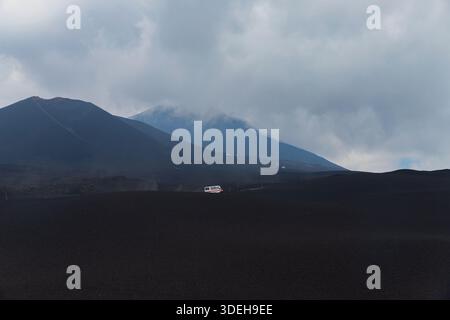 Der Tourbus hoch auf dem Ätna bringt Touristen zum Fuß des Südostkraters auf 2900 m Höhe in den Ätna; Sizilien; Italien Stockfoto