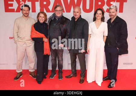 Essen, 07.01.2026 Fahri Yardım, Gaby Dohm, Hape Kerkeling, Christoph Maria Herbst, Anja Knauer und Friedrich Mücke bei der Weltpremiere von 'Extrawurst' n der Lichtburg in Essen Foto: Matthias Gränzdörfer Stockfoto