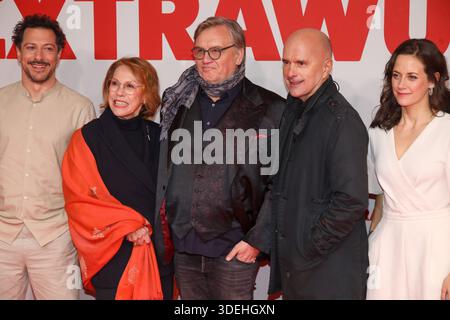 Essen, 07.01.2026 Fahri Yardim, Gaby Dohm, Hape Kerkeling, Christoph Maria Herbst und Anja Knaue bei der Weltpremiere von 'Extrawurst' n der Lichtburg in Essen Foto: Matthias Gränzdörfer Stockfoto