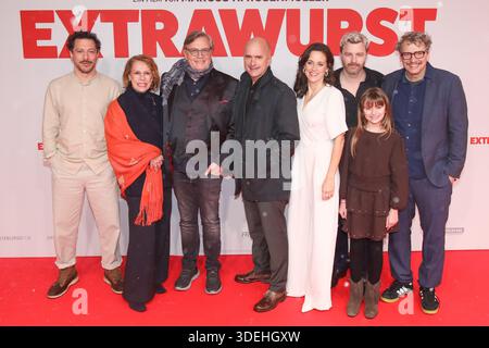 Essen, 07.01.2026 Fahri Yardım, Gaby Dohm, Hape Kerkeling, Christoph Maria Herbst, Anja Knauer, Marcus H. Rosenmüller, Rona Regiepi und Friedrich Mücke bei der Weltpremiere von 'Extrawurst' n der Lichtburg in Essen Foto: Matthias Gränzdörfer Stockfoto
