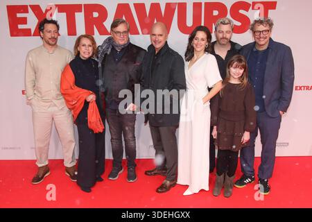 Essen, 07.01.2026 Fahri Yardım, Gaby Dohm, Hape Kerkeling, Christoph Maria Herbst, Anja Knauer, Marcus H. Rosenmüller, Rona Regiepi und Friedrich Mücke bei der Weltpremiere von 'Extrawurst' n der Lichtburg in Essen Foto: Matthias Gränzdörfer Stockfoto