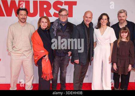 Essen, 07.01.2026 Fahri Yardım, Gaby Dohm, Hape Kerkeling, Christoph Maria Herbst, Anja Knauer, Rona Regiepi und Friedrich Mücke bei der Weltpremiere von 'Extrawurst' n der Lichtburg in Essen Foto: Matthias Gränzdörfer Stockfoto
