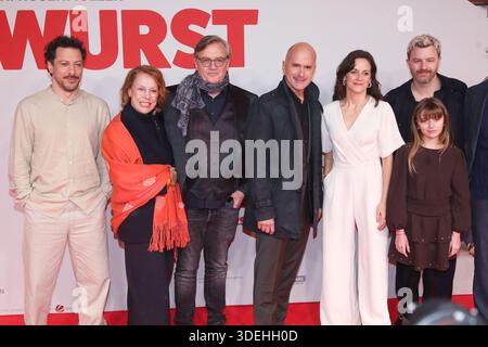 Essen, 07.01.2026 Fahri Yardım, Gaby Dohm, Hape Kerkeling, Christoph Maria Herbst, Anja Knauer, Rona Regiepi und Friedrich Mücke bei der Weltpremiere von 'Extrawurst' n der Lichtburg in Essen Foto: Matthias Gränzdörfer Stockfoto