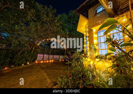 Diwali-Lichter zieren ein Haus in Indien. Stockfoto