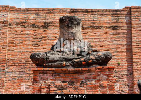Antike kopflose Buddha-Statue am Wat Ratchaburana (auch bekannt als Wat Ratburana) in Ayutthaya, Thailand Stockfoto