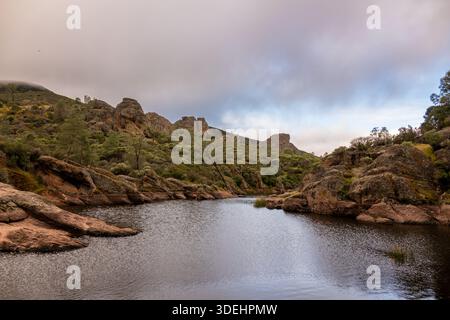 Tief Hängende Regenwolken Über Dem Bear Gulch Reservoir Im Pinnacles National Park Stockfoto