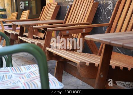 Holzstühle in einem Sitzbereich im Freien Stockfoto