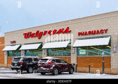 New Hartford, NY - 4. Januar 2026: Apothekenladen von Walgreens mit LabCorp-Schildern, schneebedecktem Außenbereich und Sichtbarkeit des Markengeschäfts während der Aktivität Stockfoto