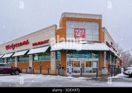 New Hartford, NY - 4. Januar 2026: Apothekenladen von Walgreens mit LabCorp-Schildern, schneebedecktem Außenbereich und Sichtbarkeit des Markengeschäfts während der Aktivität Stockfoto