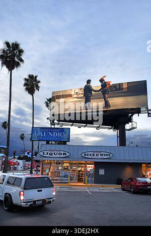 Eine zeitgenössische Plakatwand zum 50. Jahrestag der Veröffentlichung des Rock-Klassikers Pink Floyd mit dem Titel Wish You Were Here (1975) wurde in Hollywood, Kalifornien, USA, veröffentlicht. Stockfoto