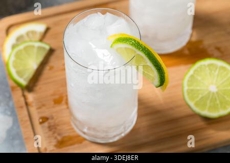 Erfrischendes kaltes Limettennatron in einem Glas mit Eis Stockfoto