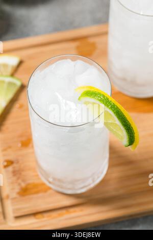 Erfrischendes kaltes Limettennatron in einem Glas mit Eis Stockfoto