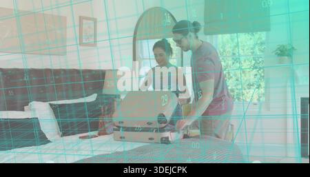 Pärchen in legeren Kleidern, die Kleidung im offenen Koffer auf dem Schlafzimmerbett arrangieren, türkisfarbenes Gitter Stockfoto