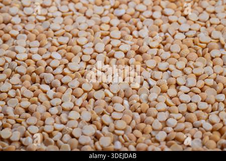 Zutat gelbe Erbsen für Suppe, Nahaufnahmehälften und Fragmente, erdige Textur, ideal für traditionelle Erbsensuppe und Eintöpfe, Einweichen und Kochen Stockfoto