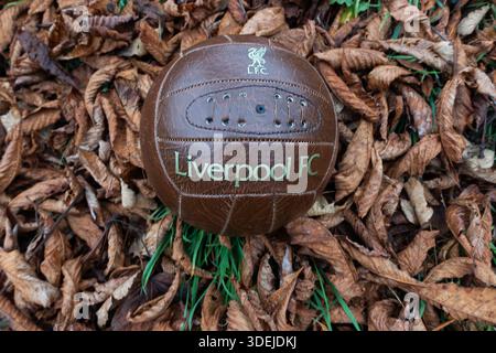 Lederfußball im Vintage-Stil mit Liverpool FC-Logo Stockfoto