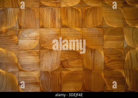 Eine elegante Innenarchitektur mit luxuriösen Teakholzpaneelen und kreisförmigen 3D-Schnitzereien Stockfoto