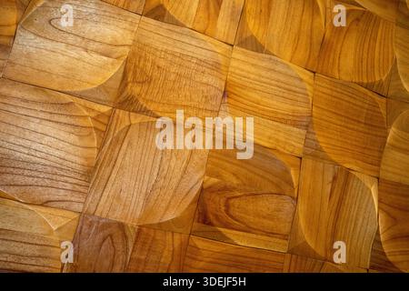 Eine elegante Innenarchitektur mit luxuriösen Teakholzpaneelen und kreisförmigen 3D-Schnitzereien Stockfoto