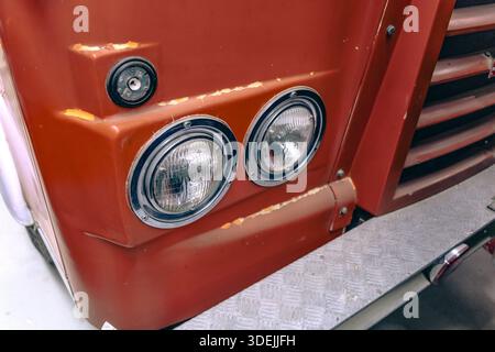 Großansicht Mit Zwei Runden Scheinwerfern Im Vintage Red Vehicle Stockfoto