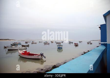 Hafen von Sal Rei mit Booten vor Anker und ruhigem Meer, Boa Vista, Cabo Verde, Kapverdische Inseln Stockfoto