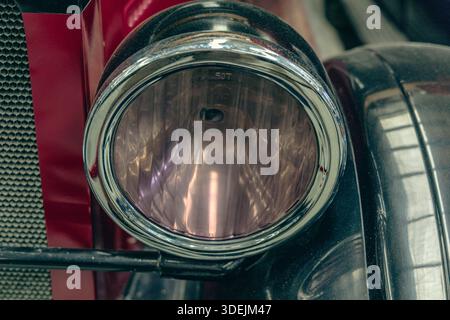 Vintage Car Headlight Closeup Chrome Detail Stockfoto