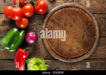 Verschiedene Gemüse für Pizza auf hölzernem Hintergrund Stockfoto