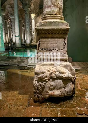 Der antike Medusenkopf aus Stein wurde als Stützpunkt in der unterirdischen Zisterne der Basilika in Istanbul verwendet. Stockfoto