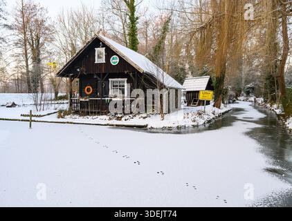 08. Januar 2026, Brandenburg, Lübben: Ein kleiner Hafen in der Spreewaldstadt Lübben ist schneebedeckt und am frühen Morgen gefroren. Foto: Patrick Pleul/dpa Stockfoto