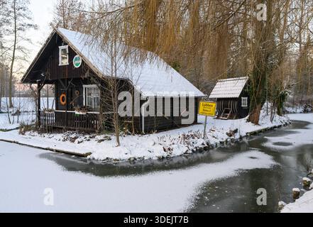 08. Januar 2026, Brandenburg, Lübben: Ein kleiner Hafen in der Spreewaldstadt Lübben ist schneebedeckt und am frühen Morgen gefroren. Foto: Patrick Pleul/dpa Stockfoto